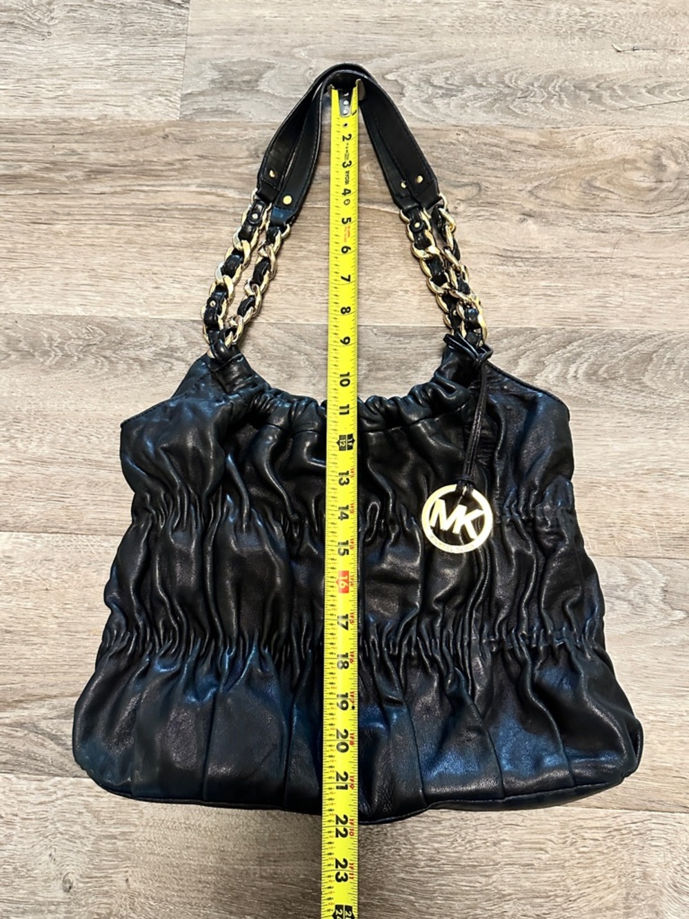 Michael Kors leather shoulder bag. - Picture 3 of 7